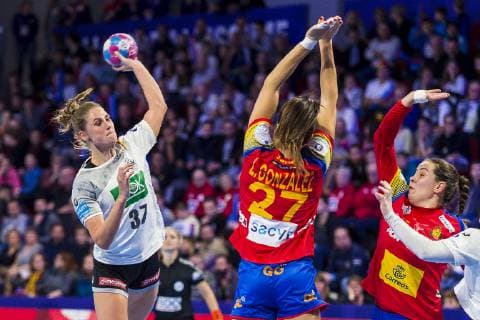 Sport Bilder des Tages Handball, Frauen: EM, Spanien - Deutschland Hauptrunde, Gruppe 2, 1. Spieltag im Palais des Sports v.li. Alicia Stolle (Deutschland Thueringer HC), Lara Gonzalez Ortega (Spanien), Nancy Palais des Sports Jean Weille Frankreich
