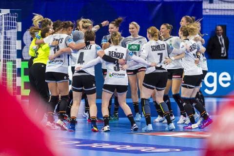 Handball, Frauen: EM, Spanien - Deutschland Hauptrunde, Gruppe 2, 1. Spieltag im Palais des Sports die Mannschaft von Deutschland, Schlussjubel Schlußjubel Emotion Freude Nancy Palais des Sports Jean Weille Frankreich
