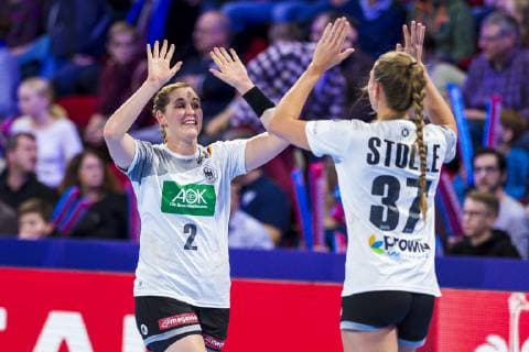 Handball, Frauen: EM, Spanien - Deutschland Hauptrunde, Gruppe 2, 1. Spieltag im Palais des Sports v.li. Marlene Zapf (Deutschland Metzingen), Alicia Stolle (Deutschland Thueringer HC) Nancy Palais des Sports Jean Weille Frankreich