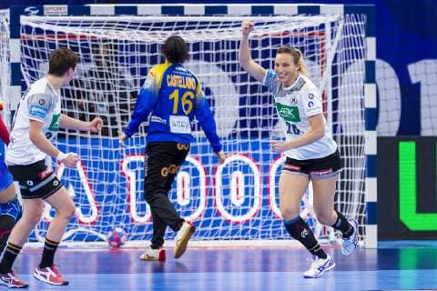 Handball, Frauen: EM, Spanien - Deutschland Hauptrunde, Gruppe 2, 1. Spieltag im Palais des Sports v.li. Ina Grossmann (Deutschland Thueringer HC), Mercedes Castellanos Soanez (Spanien), Angie Geschke (Deutschland Oldenburg) Nancy Palais des Sports Jean Weille Frankreich
