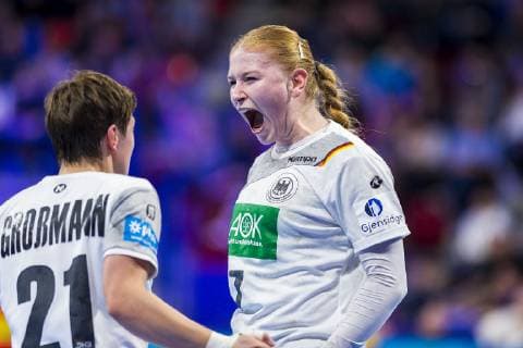 Handball, Frauen: EM, Spanien - Deutschland Hauptrunde, Gruppe 2, 1. Spieltag im Palais des Sports v.li. Ina Grossmann (Deutschland Thueringer HC), Meike Schmelzer (Deutschland Thueringer HC), Jubel Freude Emotion Torjubel Torschuetze Torschütze Nancy Palais des Sports Jean Weille Frankreich