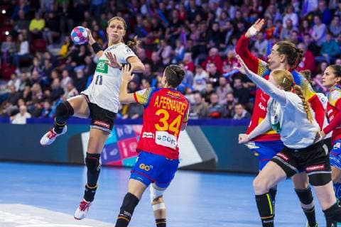 Handball, Frauen: EM, Spanien - Deutschland Hauptrunde, Gruppe 2, 1. Spieltag im Palais des Sports v.li. Xenia Smits (Deutschland Metz), Alicia Fernandez Fraga (Spanien), Ainhoa Hernandez Serrador (Spanien), Meike Schmelzer (Deutschland Thueringer HC) Nancy Palais des Sports Jean Weille Frankreich