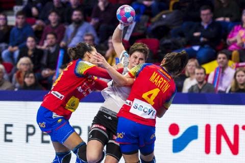 Handball, Frauen: EM, Spanien - Deutschland Hauptrunde, Gruppe 2, 1. Spieltag im Palais des Sports Almudena Rodriguez (Spanien), Ina Grossmann (Deutschland Thueringer HC), Carmen Dolores Martin Berenguer (Spanien) Nancy Palais des Sports Jean Weille Frankreich