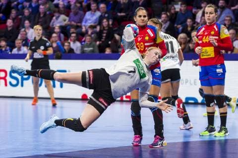 Handball, Frauen: EM, Spanien - Deutschland Hauptrunde, Gruppe 2, 1. Spieltag im Palais des Sports Meike Schmelzer (Deutschland Thueringer HC), Almudena Rodriguez (Spanien) Nancy Palais des Sports Jean Weille Frankreich