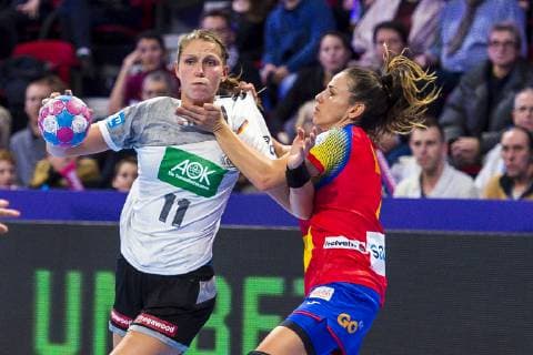 Handball, Frauen: EM, Spanien - Deutschland Hauptrunde, Gruppe 2, 1. Spieltag im Palais des Sports v. li. im Zweikampf Xenia Smits (Deutschland Metz) und Carmen Dolores Martin Berenguer (Spanien) Nancy Palais des Sports Jean Weille Frankreich