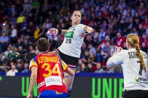 Handball, Frauen: EM, Spanien - Deutschland Hauptrunde, Gruppe 2, 1. Spieltag im Palais des Sports v.li. Alicia Fernandez Fraga (Spanien), Emily Boelk Bölk (Deutschland Thueringer HC), Meike Schmelzer (Deutschland Thueringer HC) Nancy Palais des Sports Jean Weille Frankreich