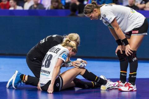Handball, Frauen: EM, Spanien - Deutschland Hauptrunde, Gruppe 2, 1. Spieltag im Palais des Sports Franziska Müller Mueller (Deutschland Blomberg) Verletzt Verletzung Schmerzen Nancy Palais des Sports Jean Weille Frankreich