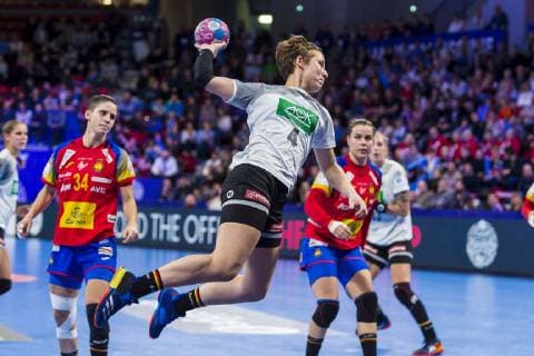 Handball, Frauen: EM, Spanien - Deutschland Hauptrunde, Gruppe 2, 1. Spieltag im Palais des Sports v.li. Alicia Fernandez Fraga (Spanien), Alina Grijseels (Deutschland Dortmund) Nancy Palais des Sports Jean Weille Frankreich