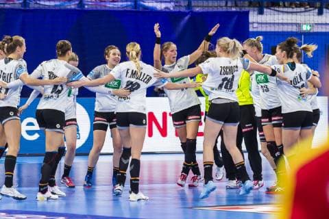 Handball, Frauen: EM, Spanien - Deutschland Hauptrunde, Gruppe 2, 1. Spieltag im Palais des Sports die Mannschaft von Deutschland, Alina Grijseels (Deutschland Dortmund), Xenia Smits (Deutschland Metz), Schlussjubel Schlußjubel Emotion Freude Nancy Palais des Sports Jean Weille Frankreich