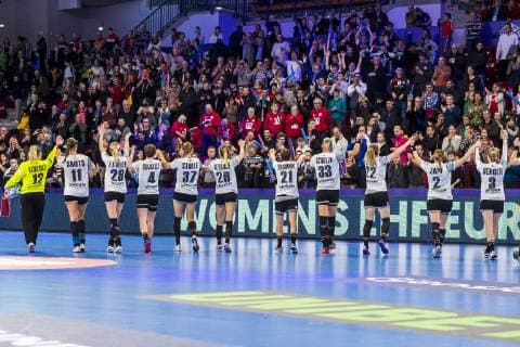 Handball, Frauen: EM, Spanien - Deutschland Hauptrunde, Gruppe 2, 1. Spieltag im Palais des Sports die Mannschaft von Deutschland, Schlussjubel Schlußjubel Emotion Freude Fankurve Fans Fanblock Nancy Palais des Sports Jean Weille Frankreich