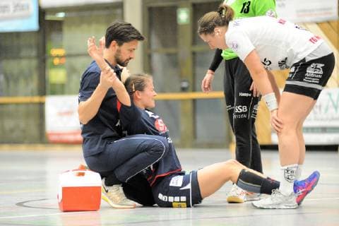 Lisa Gebhard (SG H2Ku Herrenberg Kuties 19) wird behandelt TG Nuertingen, Handball, Ligaspiel, 07.12.2018, Foto:TBaur Eibner TG Nuertingen vs. SG H2Ku Herrenberg Kuties Nuertingen Copyright: xEIBNER TobiasxBaurx EP_TBR
