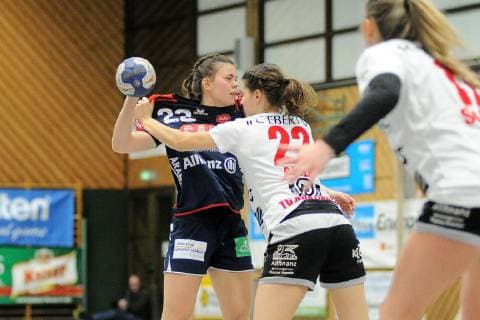 Marie-Christine Beddies (SG H2Ku Herrenberg Kuties 22) gegen Julia Bauer (TG Nuertingen 22) TG Nuertingen, Handball, Ligaspiel, 07.12.2018, Foto:TBaur Eibner TG Nuertingen vs. SG H2Ku Herrenberg Kuties Nuertingen Copyright: xEIBNER TobiasxBaurx EP_TBR