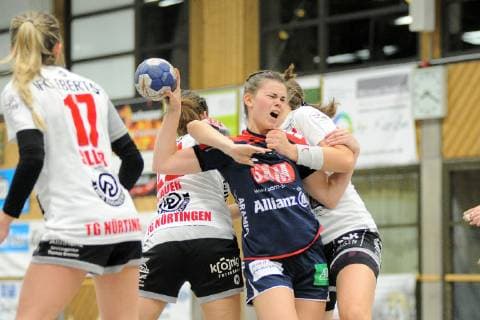 Marie-Christine Beddies (SG H2Ku Herrenberg Kuties 22) gegen Julia Bauer (TG Nuertingen 22) und Denise Kunick (TG Nuertingen 2) TG Nuertingen, Handball, Ligaspiel, 07.12.2018, Foto:TBaur Eibner TG Nuertingen vs. SG H2Ku Herrenberg Kuties Nuertingen Copyright: xEIBNER TobiasxBaurx EP_TBR