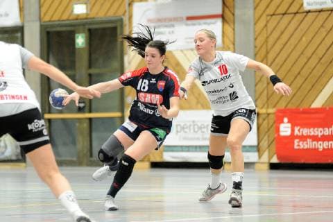 Lea Neubrander (SG H2Ku Herrenberg Kuties 18) gegen Verena Breidert (TG Nuertingen 10) TG Nuertingen, Handball, Ligaspiel, 07.12.2018, Foto:TBaur Eibner TG Nuertingen vs. SG H2Ku Herrenberg Kuties Nuertingen Copyright: xEIBNER TobiasxBaurx EP_TBR