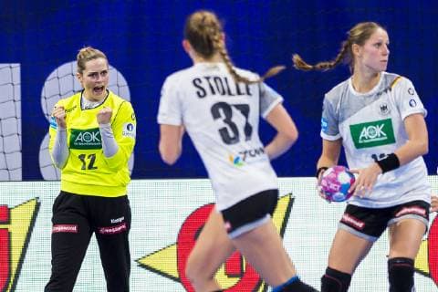 Handball, Frauen: EM, Spanien - Deutschland Hauptrunde, Gruppe 2, 1. Spieltag im Palais des Sports v.li. Torhueterin Dinah Eckerle (Deutschland SG BBM Bietigheim), Alicia Stolle (Deutschland Thueringer HC), Xenia Smits (Deutschland Metz) Nancy Palais des Sports Jean Weille Frankreich