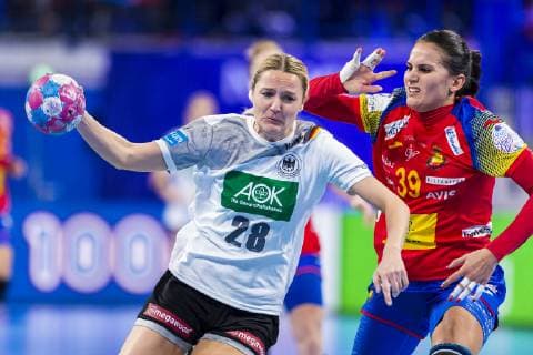 Handball, Frauen: EM, Spanien - Deutschland Hauptrunde, Gruppe 2, 1. Spieltag im Palais des Sports v.li. Franziska M?ller Mueller (Deutschland Blomberg), Almudena Rodriguez (Spanien) Nancy Palais des Sports Jean Weille Frankreich
