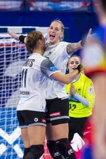 Handball, Frauen: EM, Spanien - Deutschland Hauptrunde, Gruppe 2, 1. Spieltag im Palais des Sports v.li. Xenia Smits (Deutschland Metz), Luisa Schulze (Deutschland Bietigheim) Nancy Palais des Sports Jean Weille Frankreich