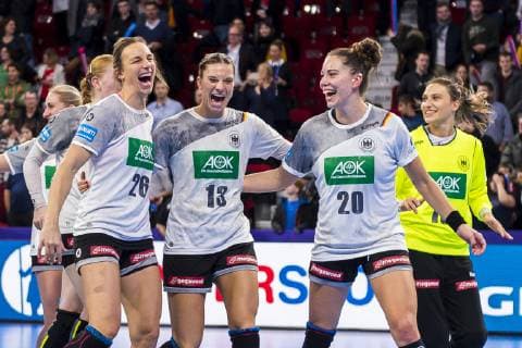 Handball, Frauen: EM, Spanien - Deutschland Hauptrunde, Gruppe 2, 1. Spieltag im Palais des Sports v.li. Angie Geschke (Deutschland Oldenburg), Julia Behnke (Deutschland Metzingen), Emily Boelk Bölk (Deutschland Thueringer HC) Nancy Palais des Sports Jean Weille Frankreich