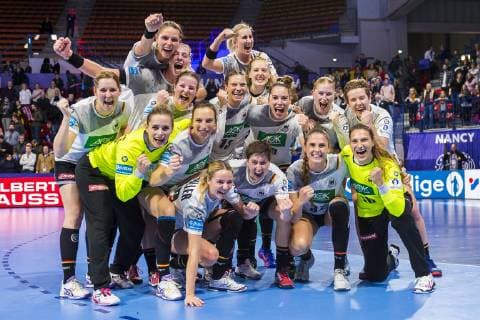 Sport Themen der Woche KW49 Sport Bilder des Tages Handball, Frauen: EM, Spanien - Deutschland Hauptrunde, Gruppe 2, 1. Spieltag im Palais des Sports die Mannschaft von Deutschland, Schlussjubel Schlußjubel Emotion Freude Nancy Palais des Sports Jean Weille Frankreich