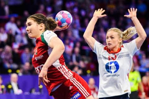 Handball, Damen EM, Ungarn - Norwegen 181207 Petra T?vizi of Hungary and Stine Bredal Oftedal of Norway during the EHF European WomenÕs Handball Championship match between Hungary and Norway on December 7, 2018 in Nancy. Photo: Fredrik Varfjell BILDBYRN kod FV 150179 Copyright: FREDRIKxVARFJELL BB181207FV060