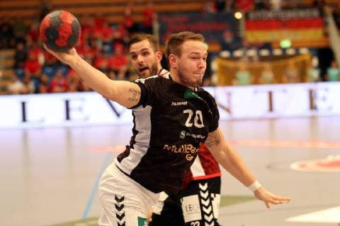 Handball Handball 2.Liga 2018 2019 - Handball Sportverein Hamburg vs. VfL Lübeck-Schwartau Marius Fuchs (Hamburg),erfolgreicher Torwurf,Steffen Köhler (Lübeck-Schwartau), Sporthalle Hamburg Hamburg