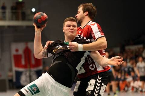 Handball Handball 2.Liga 2018 2019 - Handball Sportverein Hamburg vs. VfL Lübeck-Schwartau Dominik Vogt (Hamburg),erfolgreicher Torwurf, Martin Waschul (Lübeck-Schwartau), Sporthalle Hamburg Hamburg