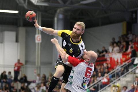 Felix Spross (HSC 2000 Coburg 8) gegen Markus Fuchs (ASV Hamm-Westfalen 6)(vorne) , ASV Hamm-Westfalen vs HSC 2000 Coburg, Handball, 2. Bundesliga, 07.12.2018, ASV Hamm-Westfalen vs HSC 2000 Coburg, Handball, 2. Bundesliga, 07.12.2018 Hamm Copyright: xEIBNER JanxStrohdiekx EP_JSK