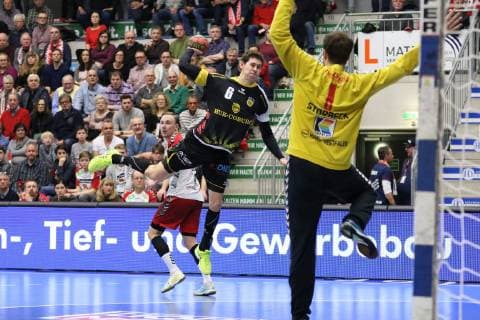 Max Jaeger (HSC 2000 Coburg 6) frei gegen Felix Storbeck (ASV Hamm-Westfalen 1)(Tor), ASV Hamm-Westfalen vs HSC 2000 Coburg, Handball, 2. Bundesliga, 07.12.2018, ASV Hamm-Westfalen vs HSC 2000 Coburg, Handball, 2. Bundesliga, 07.12.2018 Hamm Copyright: xEIBNER JanxStrohdiekx EP_JSK