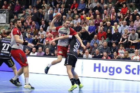 Soeren Suedmeier (ASV Hamm-Westfalen 17) gegen Girts Lilienfelds (HSC 2000 Coburg 33)(rechts) , ASV Hamm-Westfalen vs HSC 2000 Coburg, Handball, 2. Bundesliga, 07.12.2018, ASV Hamm-Westfalen vs HSC 2000 Coburg, Handball, 2. Bundesliga, 07.12.2018 Hamm Copyright: xEIBNER JanxStrohdiekx EP_JSK