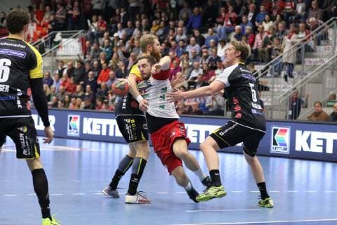 Soeren Suedmeier (ASV Hamm-Westfalen 17) gegen Anton Prakapenia (HSC 2000 Coburg 18)(links) und Markus Hagelin (HSC 2000 Coburg 5)(rechts) , ASV Hamm-Westfalen vs HSC 2000 Coburg, Handball, 2. Bundesliga, 07.12.2018, ASV Hamm-Westfalen vs HSC 2000 Coburg, Handball, 2. Bundesliga, 07.12.2018 Hamm Copyright: xEIBNER JanxStrohdiekx EP_JSK