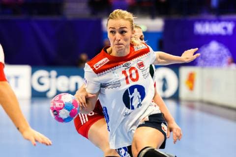 181207 Stine Bredal Oftedal of Norway during the EHF European WomenÕs Handball Championship match between Hungary and Norway on December 7, 2018 in Nancy. Photo: Fredrik Varfjell BILDBYRN kod FV 150179 Copyright: FREDRIKxVARFJELL BB181207FV076