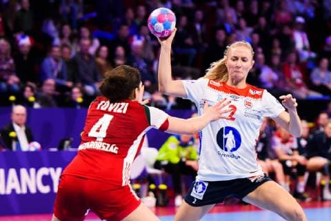 181207 Petra T?vizi of Hungary and Henny Ella Reistad of Norway during the EHF European WomenÕs Handball Championship match between Hungary and Norway on December 7, 2018 in Nancy. Photo: Fredrik Varfjell BILDBYRN kod FV 150179 Copyright: FREDRIKxVARFJELL BB181207FV079
