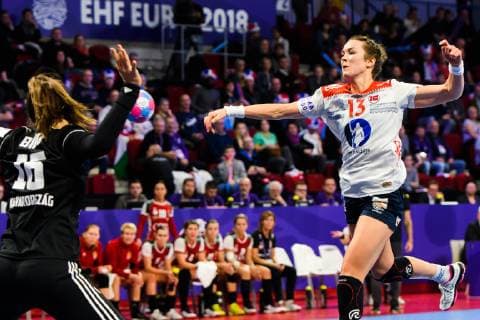 181207 Goalkeeper Blanka B?r? of Hungary and Kari Brattset of Norway during the EHF European WomenÕs Handball Championship match between Hungary and Norway on December 7, 2018 in Nancy. Photo: Fredrik Varfjell BILDBYRN kod FV 150179 Copyright: FREDRIKxVARFJELL BB181207FV082