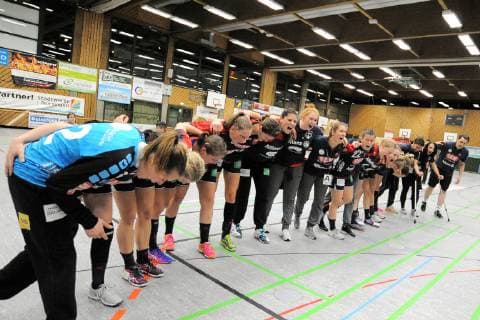die Kuties feiern den Punkt gewinn mit ihren fans TG Nuertingen, Handball, Ligaspiel, 07.12.2018, Foto:TBaur Eibner TG Nuertingen vs. SG H2Ku Herrenberg Kuties Nuertingen Copyright: xToBaurx EibnerxPressefotox EP_TB
