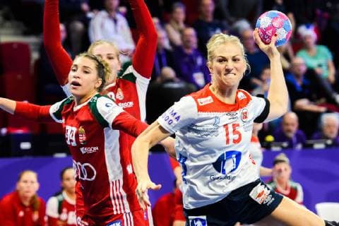 181207 Babett Szalai of Hungary and Linn J¿rum Sulland of Norway during the EHF European WomenÕs Handball Championship match between Hungary and Norway on December 7, 2018 in Nancy. Photo: Fredrik Varfjell BILDBYRN kod FV 150179 Copyright: FREDRIKxVARFJELL BB181207FV087