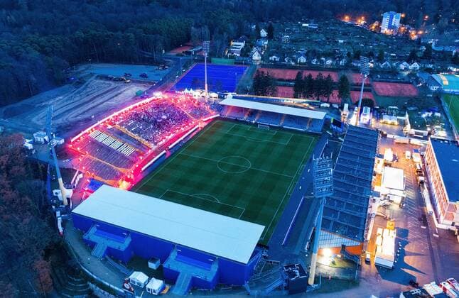 Fußball, Stadiongeschichte SV Darmstadt 98 Sport Themen der Woche KW49 Sport Bilder des Tages 08.12.2018, xfux, Fussball 2.Bundesliga, SV Darmstadt 98 - FC Ingolstadt 04, emonline, emspor, v.l. Die Fans vom SV Darmstadt 98 verabschieden die Gegengerade im Merck-Stadion am Boellenfalltor mit einem Pryoshow. Pyrotechnik, Pyro, Rauch, Feuer, Randale, Bengalos, Rauchbomben, pirotecnica, fumo, fuoco Ansicht. Uebersicht Licht Feuerwerk Darmstadt