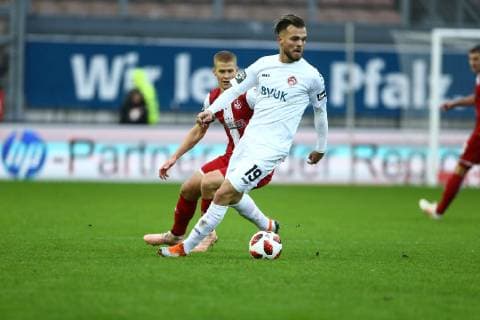Orhan Ademi (Wuerzburger Kickers) im Zweikampf mit Andre Hainault (1.FC Kaiserslautern), 1.FC Kaiserslautern vs Wuerzburger Kickers, Fussball, 3. Bundesliga, 08.12.2018 DFB regulations prohibit any use of photographs as image sequences and or quasi-video. 1.FC Kaiserslautern vs Wuerzburger Kickers, Fussball, 3. Bundesliga, 08.12.2018 Kaiserslautern *** Orhan Ademi Wuerzburger Kickers in duel with Andre Hainault 1 FC Kaiserslautern 1 FC Kaiserslautern vs. Wuerzburger Kickers Soccer 3 Bundesliga 08 12 2018 DFB regulations prohibit any use of photographs as image sequences and or quasi video 1 FC Kaiserslautern vs. Wuerzburger Kickers Soccer 3 Bundesliga 08 12 2018 Kaiserslautern Copyright: xNeisx Eibner-Pressefotox EP_ans
