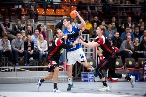 Luebbecke, Deutschland 08.12.2018: 2. Handball Bundesliga - 2018 2019 - TuS-N-Luebbecke vs. TV 05 07 Huettenberg (L-R) Jens Bechtloff (Luebbecke), Ragnar Johannsson (Huettenberg), Valentin Spohn (Luebbecke) Luebbecke Nordrhein-Westfalen Deutschland Merkur Arena