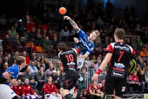Luebbecke, Deutschland 08.12.2018: 2. Handball Bundesliga - 2018 2019 - TuS-N-Luebbecke vs. TV 05 07 Huettenberg (L-R) Lukasz Gierak (Luebbecke), Markus Stegefelt (Huettenberg) Luebbecke Nordrhein-Westfalen Deutschland Merkur Arena