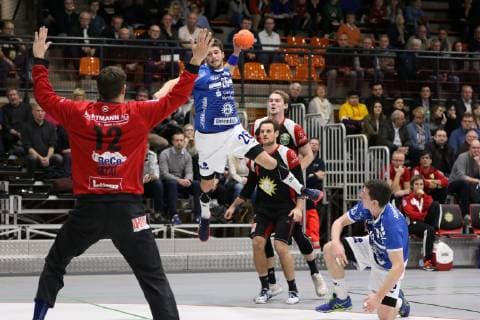 Tobias Hahn (TV 05 07 Huettenberg 26) vorbei an Jens Bechtloff (TuS N-Luebbecke 8) und Valentin Spohn (TuS N-Luebbecke 23)(hinten) gegen Peter Tatai (TuS N-Luebbecke 12)(Tor), TuS N-Luebbecke vs TV 05 07 Huettenberg, Handball, 2. Bundesliga, 08.12.2018, TuS N-Luebbecke vs TV 05 07 Huettenberg, Handball, 2. Bundesliga, 08.12.2018 Luebbecke Copyright: xEIBNER JanxStrohdiekx EP_JSK