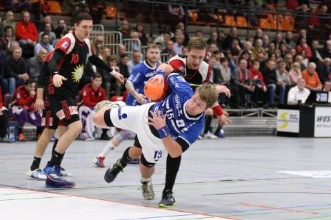 Moritz Zoerb (TV 05 07 Huettenberg 15) vorbei an Patryk Walczak (TuS N-Luebbecke 7)(hinten) , TuS N-Luebbecke vs TV 05 07 Huettenberg, Handball, 2. Bundesliga, 08.12.2018, TuS N-Luebbecke vs TV 05 07 Huettenberg, Handball, 2. Bundesliga, 08.12.2018 Luebbecke Copyright: xEIBNER JanxStrohdiekx EP_JSK