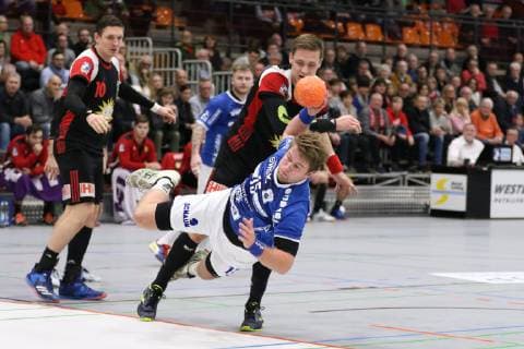 Moritz Zoerb (TV 05 07 Huettenberg 15) vorbei an Patryk Walczak (TuS N-Luebbecke 7)(hinten) , TuS N-Luebbecke vs TV 05 07 Huettenberg, Handball, 2. Bundesliga, 08.12.2018, TuS N-Luebbecke vs TV 05 07 Huettenberg, Handball, 2. Bundesliga, 08.12.2018 Luebbecke Copyright: xEIBNER JanxStrohdiekx EP_JSK