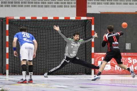 Jens Bechtloff (TuS N-Luebbecke 8)(rechts) fuehrt einen Siebenmeter aus gegen Nikolai Weber (TV 05 07 Huettenberg 98)(Tor), TuS N-Luebbecke vs TV 05 07 Huettenberg, Handball, 2. Bundesliga, 08.12.2018, TuS N-Luebbecke vs TV 05 07 Huettenberg, Handball, 2. Bundesliga, 08.12.2018 Luebbecke Copyright: xEIBNER JanxStrohdiekx EP_JSK