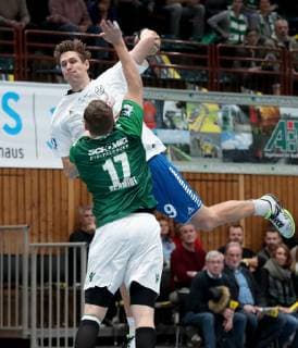 Deutschland, Würzburg, s.Oliver Arena, 08.12.2018, Handball - 2. Bundesliga - DJK Rimpar Wölfe - TSV Bayer Dormagen Bild: v. l. Daniel Eggert (TSV Bayer Dormagen, 9) und Patrick Schmidt (DJK Rimpar Wölfe, 17) Copyright: HMBxMedia xHeikoxBecker
