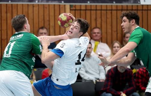 Deutschland, Würzburg, s.Oliver Arena, 08.12.2018, Handball - 2. Bundesliga - DJK Rimpar Wölfe - TSV Bayer Dormagen Bild: v. l. Fin Backs (DJK Rimpar Wölfe, 41), Ian Hüter (TSV Bayer Dormagen, 14) und Benedikt Brielmeier (DJK Rimpar Wölfe, 43) Copyright: HMBxMedia xHeikoxBecker