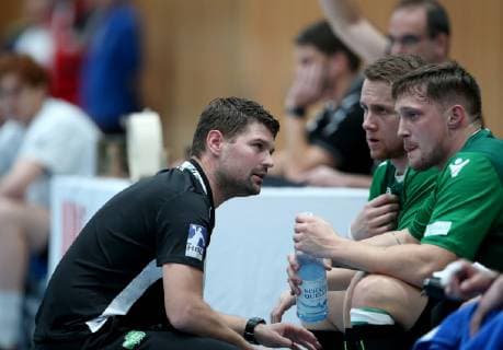 Deutschland, Würzburg, s.Oliver Arena, 08.12.2018, Handball - 2. Bundesliga - DJK Rimpar Wölfe - TSV Bayer Dormagen Bild: v. l. Trainer Dr. Matthias Obinger (DJK Rimpar Wölfe) im Gespräch mit Patrick Schmidt (DJK Rimpar Wölfe, 17) Copyright: HMBxMedia xHeikoxBecker