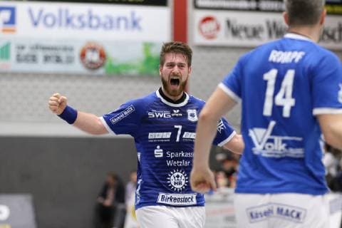 Torjubel bei Moritz Lambrecht (TV 05 07 Huettenberg 7) in Richtung Christian Rompf (TV 05 07 Huettenberg 14)(vorne) , TuS N-Luebbecke vs TV 05 07 Huettenberg, Handball, 2. Bundesliga, 08.12.2018, TuS N-Luebbecke vs TV 05 07 Huettenberg, Handball, 2. Bundesliga, 08.12.2018 Luebbecke Copyright: xEIBNER JanxStrohdiekx EP_JSK