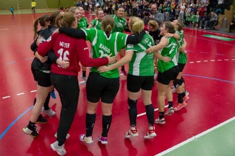 Die Spielerinnen des SV Werder Bremen jubeln über den Sieg, Freude über das gewonnene Spiel, Jubel, Lachen, Handball, 2. Bundesliga Frauen, SV Werder Bremen - 1. FSV Mainz 05,