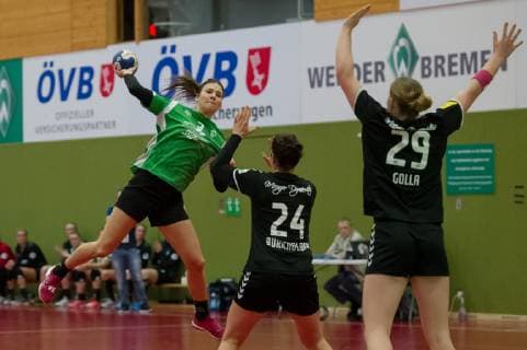 v.li.: Merle Heidergott (SV Werder Bremen, 3), beim Wurf, Spielszene, Aktion, Action, Elisa Burkholder (1. FSV Mainz 05, 24), Handball, 2. Bundesliga Frauen, SV Werder Bremen - 1. FSV Mainz 05,