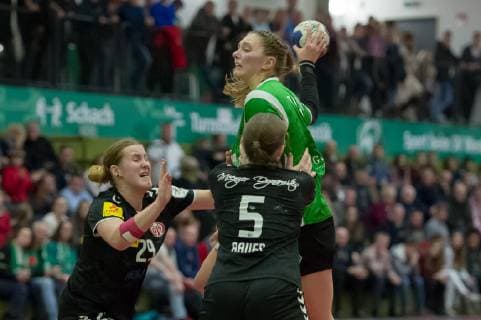 v.li.: Paulina Golla (1. FSV Mainz 05, 29), Janka Bauer (1. FSV Mainz 05, 5) und Lena Thomas (SV Werder Bremen, 7) im Dreikampf, Zweikampf, Spielszene, Aktion, Action, Handball, 2. Bundesliga Frauen, SV Werder Bremen - 1. FSV Mainz 05,